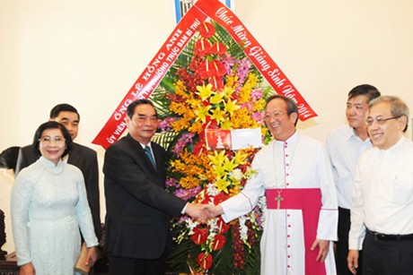 ຜູ້ປະຈຳການຄະນະເລຂາ ເລຮົ່ງແອງ ອວຍພອນ ປະທານສະພາສັງຄະລາດຫວຽດນາມ ເນື່ອງໃນໂອກາດວັນບຸນຄຣິດສມາດ